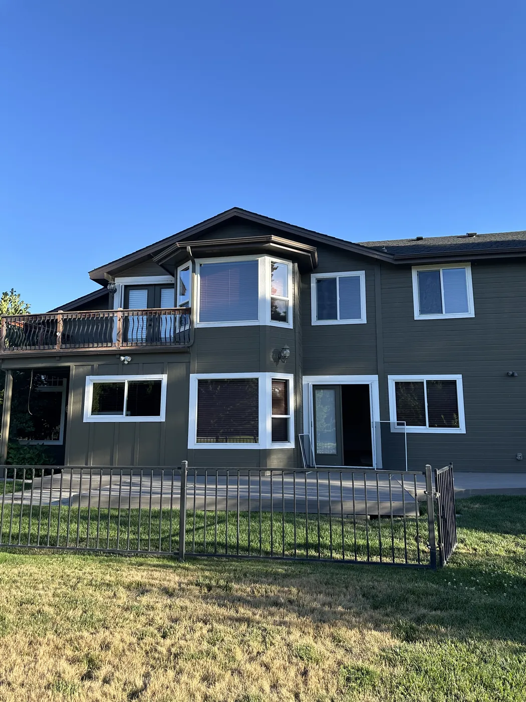 Two-story Treasure Valley home with sparkling clean windows after a professional cleaning